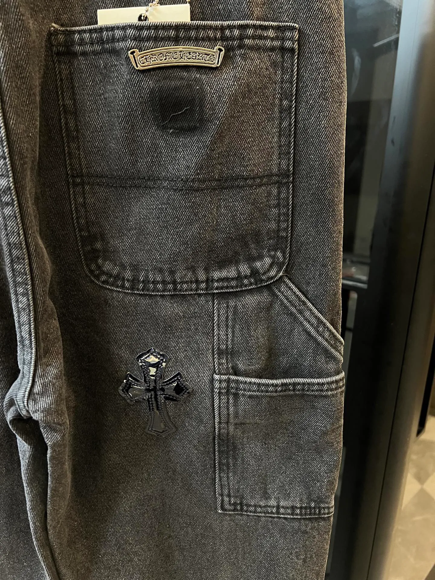 P280 [Next day] Chrome Hearts/Chrome Hearts ch cross patch black glitter starry sky leather logging jeans (black) using top-notch heavy-duty washing technology, every detail shows ingenuity. The calfskin is laser-cut to make a delicate cross, which is a dual enjoyment of touch and sight. Paired with aged silver hardware, it is retro and high-end, full of texture. The straight-cut upper body turns into "chopstick legs" in an instant, easily modifying the shape of the legs. It can be controlled by any figure and has a full sense of luxury. This is a carefully crafted high-end version, the quality far exceeds the market currency, and the details can stand the scrutiny of a magnifying glass. Although the price is close to the people, the quality is completely in line with the big brands, and it is easy to follow the trend. Classic black, low-key and versatile, with simple and individual matching, you can easily create a fashionable look, making you the center of attention whether you are going out daily or attending events.  Size: 30 32 34 36 (corresponding to m-xxl) Detailed size can be found in Figure 9